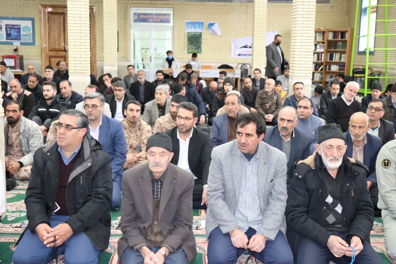 محمد رضا عبدالله نژاد فرماندار چالدران با حضور در مسجد جامع این شهرستان در مراسم عبادی سیاسی نماز جمعه این هفته که به امامت حجت الاسلام و المسلمین محمدزاده امام جمعه شهرستان برگزار شد، شرکت کردند.