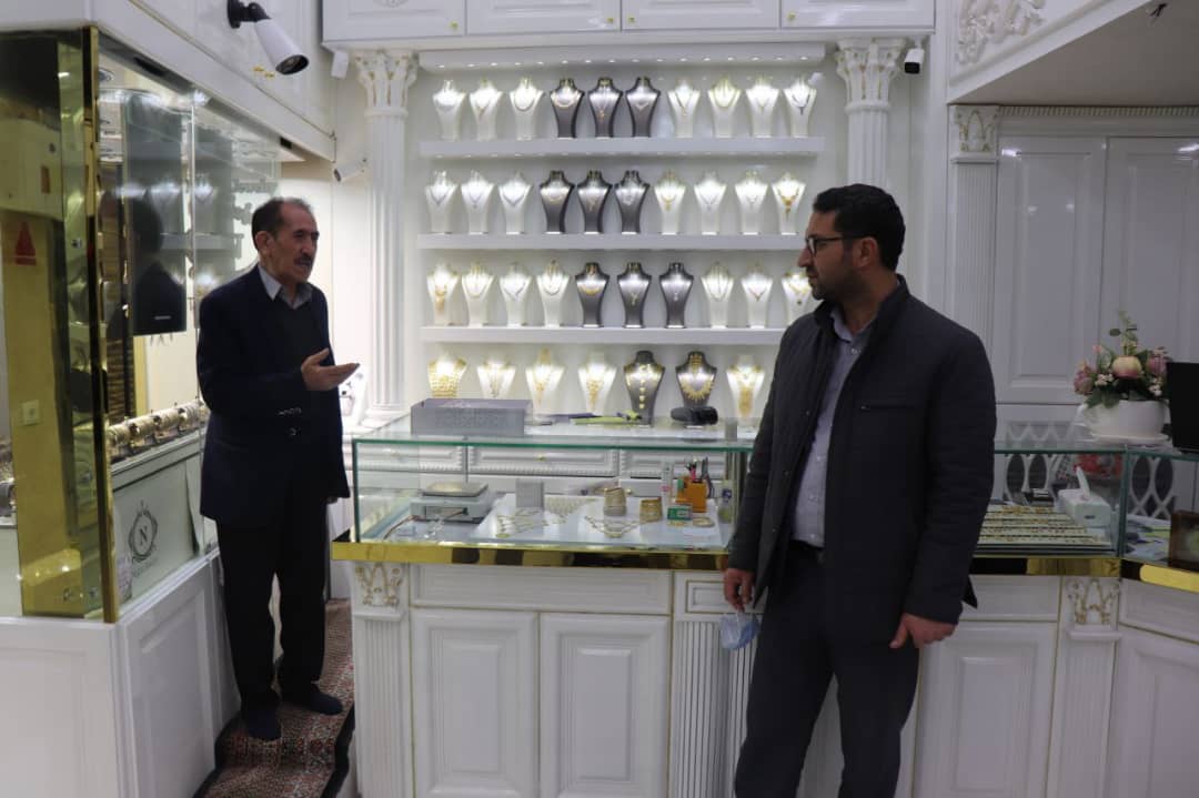 ✅عبدالله نژاد فرماندارشهرستان چالدران در راستای تنظیم بازار ضمن دیدار با بازاریان و میوه فروشان چالدران در یک دیدار صمیمی مسائل و مشکلات آنان را مورد بحث و بررسی قرار دادند.
