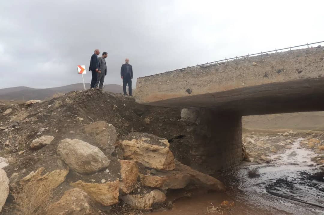 عبدالله نژاد فرماندارشهرستان چالدران به همراه معاونین خود با حضوردر روستای مزرعه ضمن بررسی مسائل ومشکلات این روستا از پل منتهی به طرف روستای بارون نیز بازدید کرد.