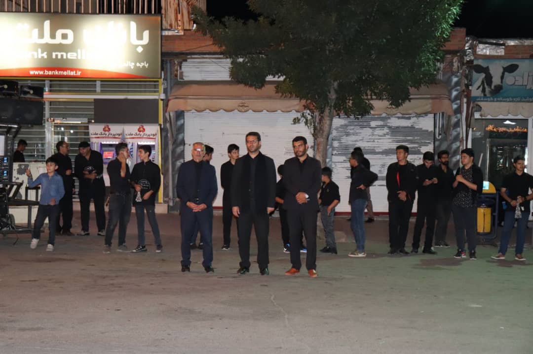 در دومین روز از ماه محرم ایام حزن و اندوه شهادت حضرت امام حسین(ع)محمد رضا عبدالله نژاد فرماندار شهرستان چالدران با حضور در هیات های عزاداری شهرستان به عزاداری سید و سالار شهیدان پرداخت.