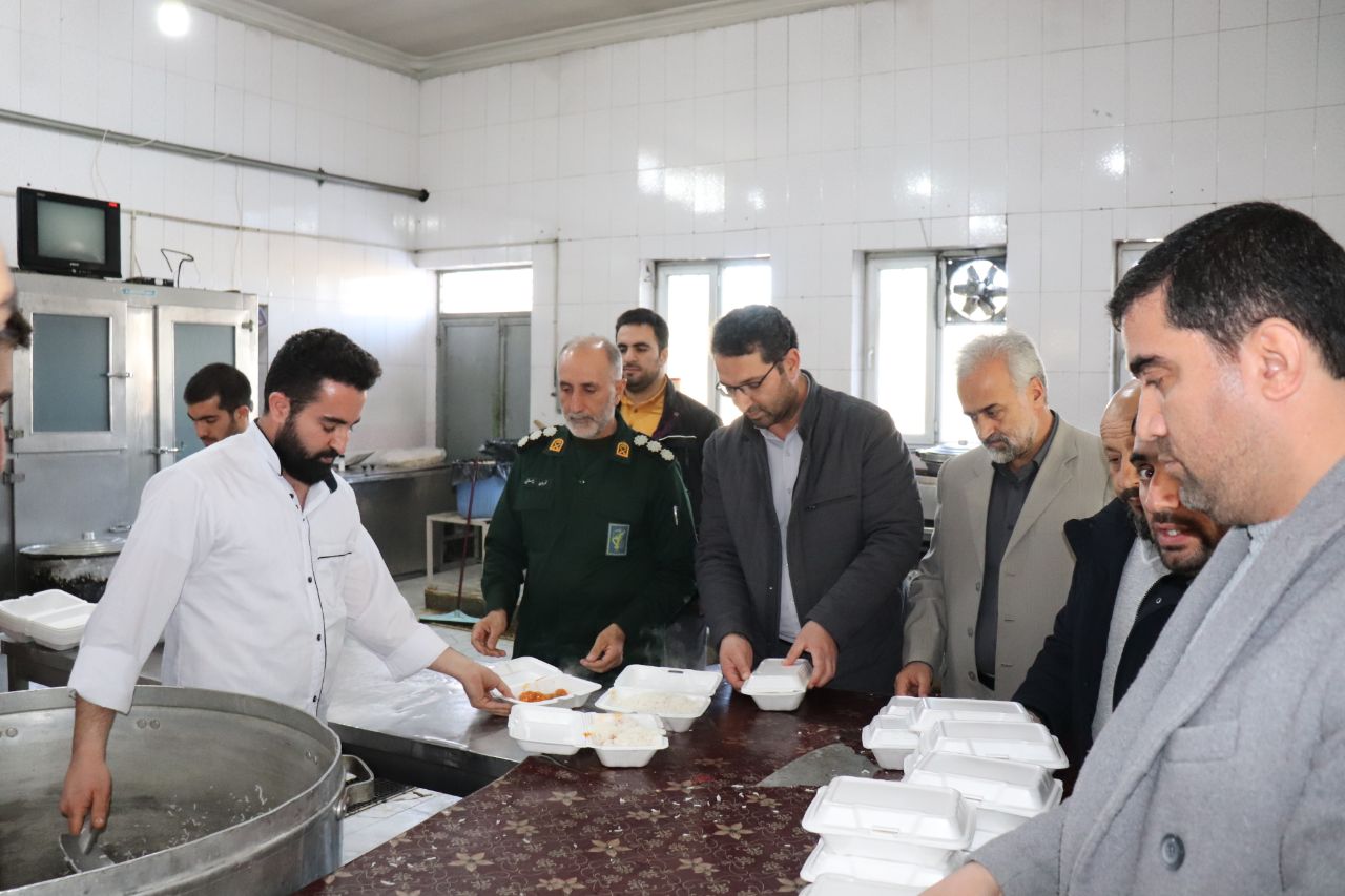 بازدید محمدرضا عبدالله نژاد فرماندار شهرستان چالدران از مرکز توزیع غذا بین زلزله زدگان شهرستان خوی