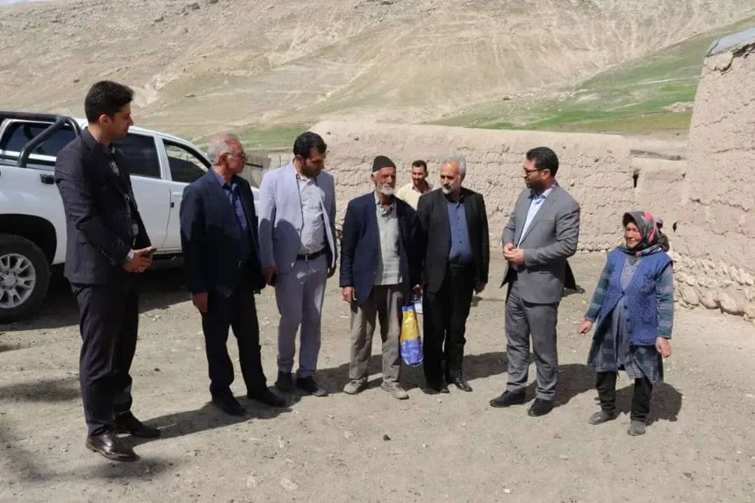 محمد رضا عبدالله نژاد فرماندار چالدران به همراه معاونین خود در روستای بایطمش این شهرستان حضور یافت و ضمن دیدار چهره به چهره مسایل و مشکلات روستاییان را از نزدیک مورد بحث و بررسی قرار داد.