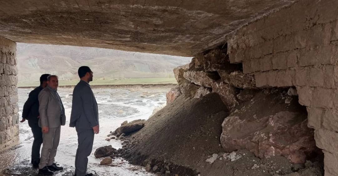 محمدرضا عبدالله نژاد فرماندار شهرستان چالدران به همراه معاونین خود از عملیات مقاوم سازی پل در حال تخریب ما بین روستای مزرعه به طرف بارون بازدید کرد.