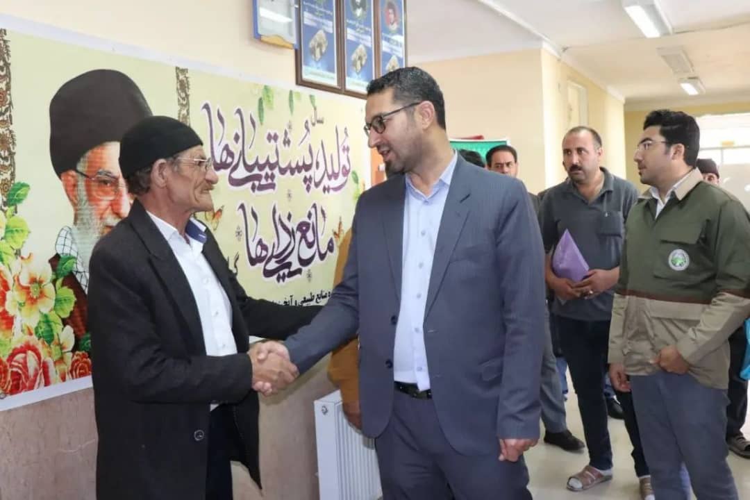 محمدرضا عبدالله نژاد فرماندار شهرستان چالدران با هدف بررسی از روندکاری، چگونگی برخورد با مشکلات ارباب رجوع به صورت سرزده از اداره منابع طبیعی چالدران بازدید کرد.