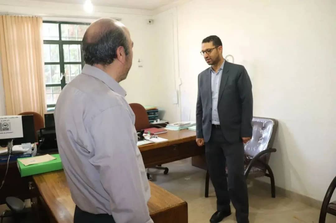 فرماندار شهرستان چالدران در راستای تداوم برنامه های بازدید از ادارات ، به صورت سرزده از اداره ثبت و اسناد چالدران بازدید نمود.