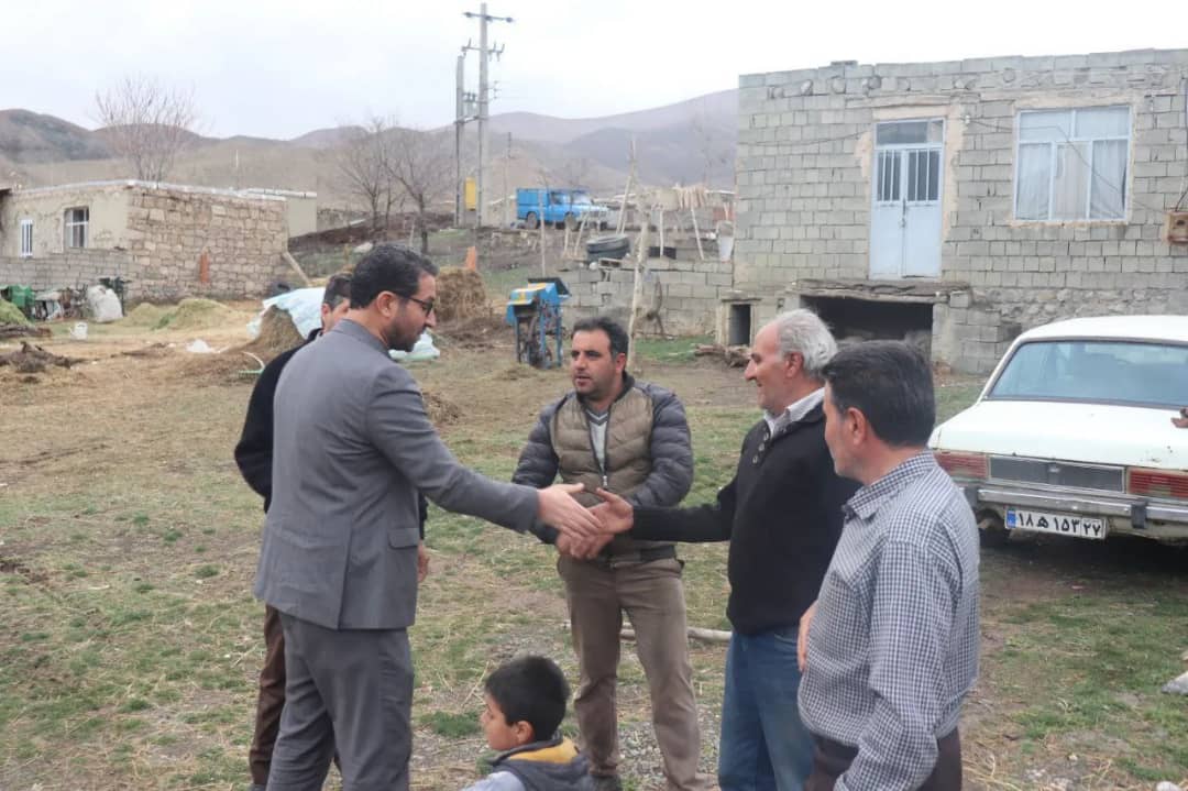 عبدالله نژاد فرماندار شهرستان چالدران به همراه معاونین خود با حضور در روستای مزرعه ضمن دیدار با اهالی روستا بازدید از نزدیک مسائل و مشکلات اهالی روستا را مورد بحث و بررسی قرار داد.