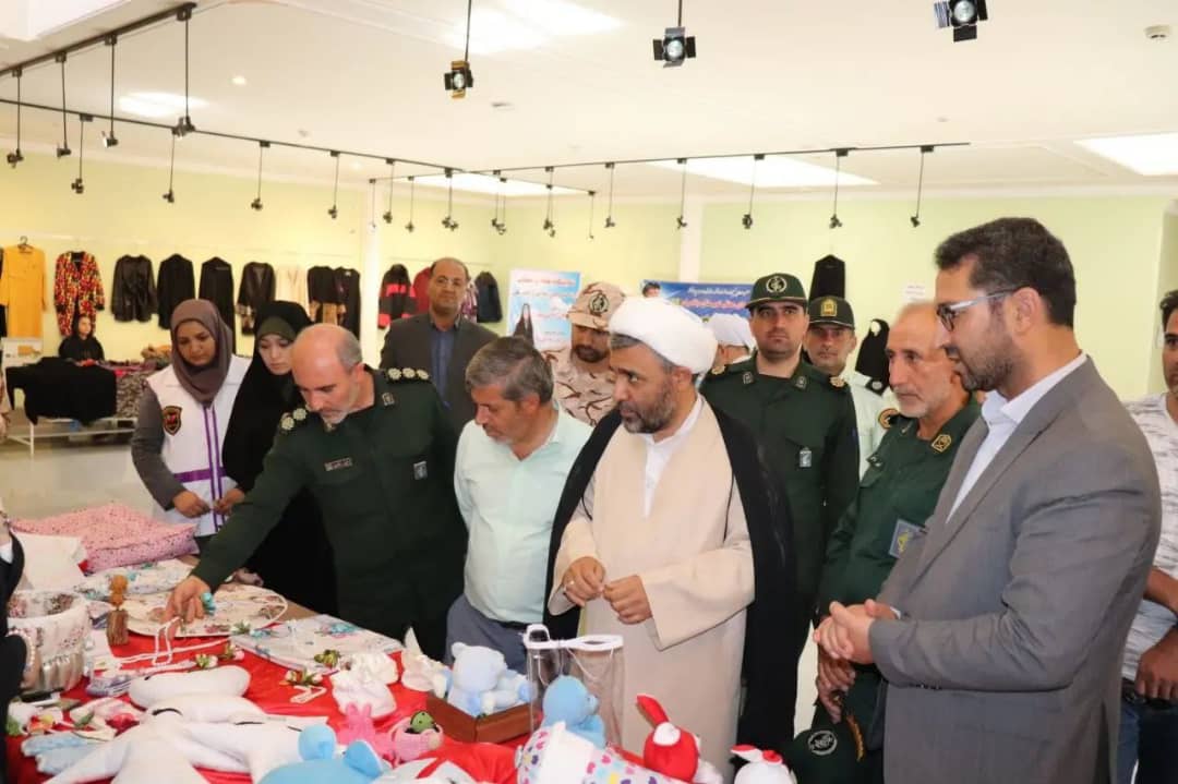 با حضور محمد رضاعبدالله نژاد فرماندارشهرستان چالدران نمایشگاه عفاف و حجاب با موضوع عرضه لباسهای اسلامی و چادر ملی در چالدران گشایش یافت .