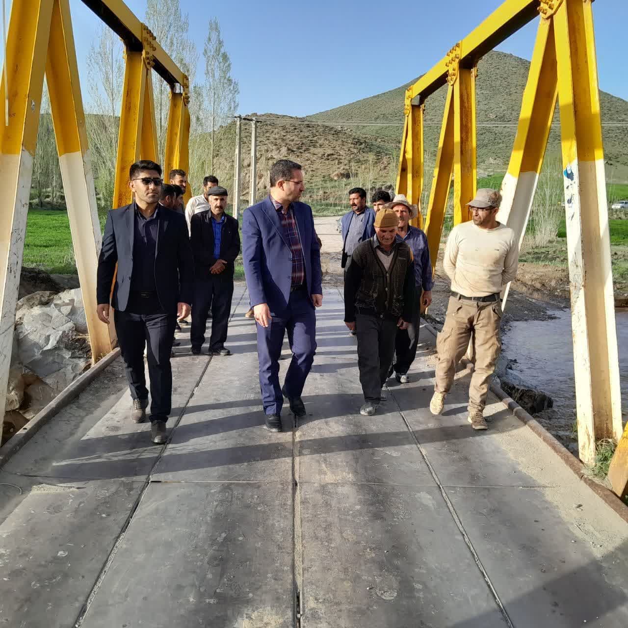 بانصب پل فلزی بر روی رودخانه قزلار چائی در محدوده راه منتهی به روستاهای ساز آغل و گل سعید در چالدران آرزوی دیرینه مردم این روستاها برطرف شد
