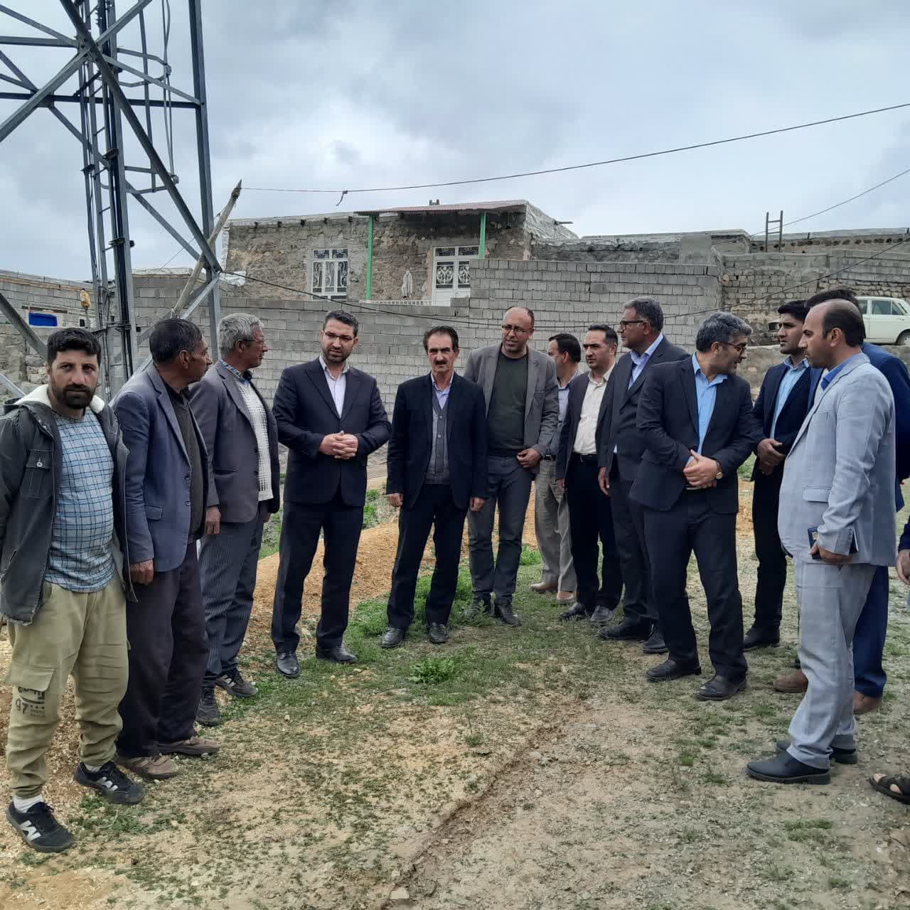 به گزارش روابط عمومی فرمانداری چالدران محمد رضا عبدالله نژاد فرماندار چالدران به همراه بخشدار مرکزی و جمعی از اعضای شورای اداری با حضور در روستای چخور کندی ضمن دیدار چهره به چهره با مردم از نزدیک م
