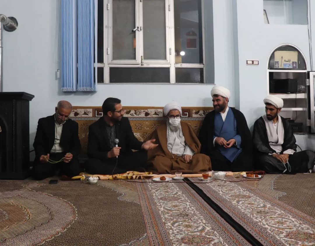 محمد رضا عبدالله نژاد فرماندار شهرستان چالدران در مسجد روستای گل اشاقی حضور یافت و ضمن اقامه نماز مغرب و عشاء با اهالی این روستا دیدار ومسائل ، مشکلات آنان را مورد بررسی قرار دادند.