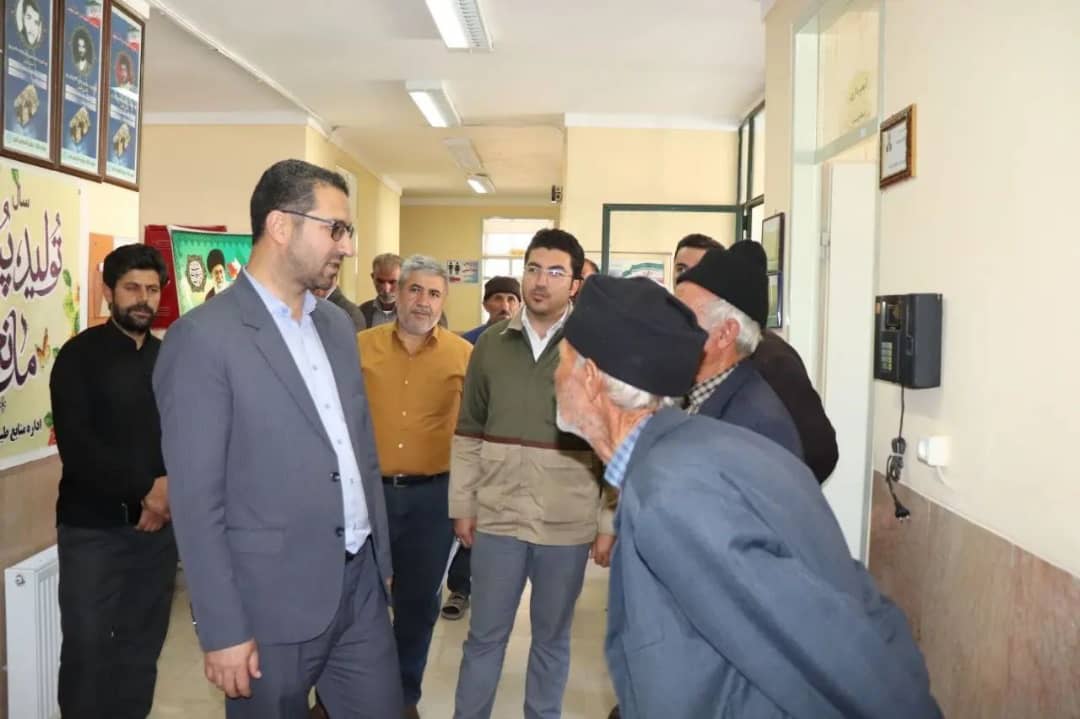 محمدرضا عبدالله نژاد فرماندار شهرستان چالدران با هدف بررسی از روندکاری، چگونگی برخورد با مشکلات ارباب رجوع به صورت سرزده از اداره منابع طبیعی چالدران بازدید کرد.