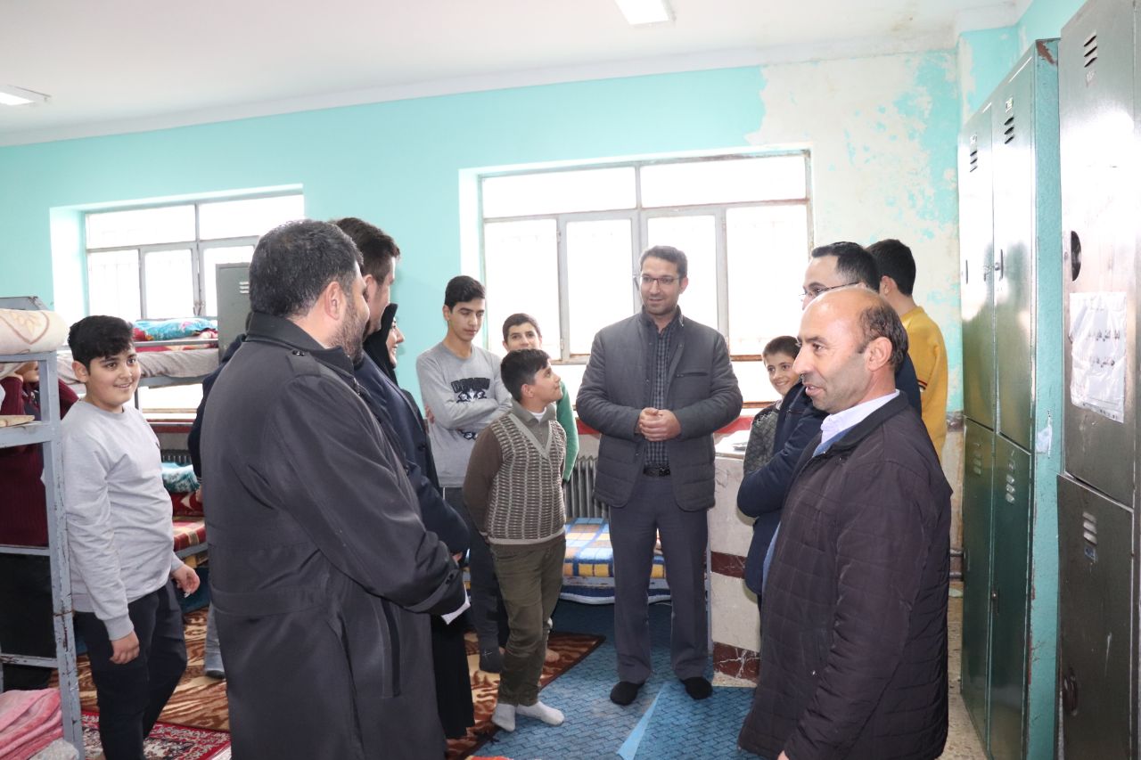 بازدید فرماندار از مدرسه راهنمایی شبانه روزی شهید رجایی بخش دشتک شهرستان چالدران