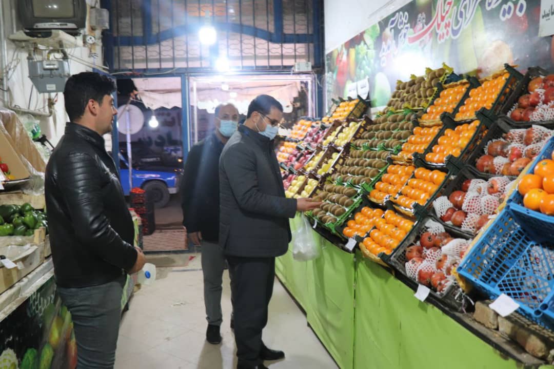✅عبدالله نژاد فرماندارشهرستان چالدران در راستای تنظیم بازار ضمن دیدار با بازاریان و میوه فروشان چالدران در یک دیدار صمیمی مسائل و مشکلات آنان را مورد بحث و بررسی قرار دادند.