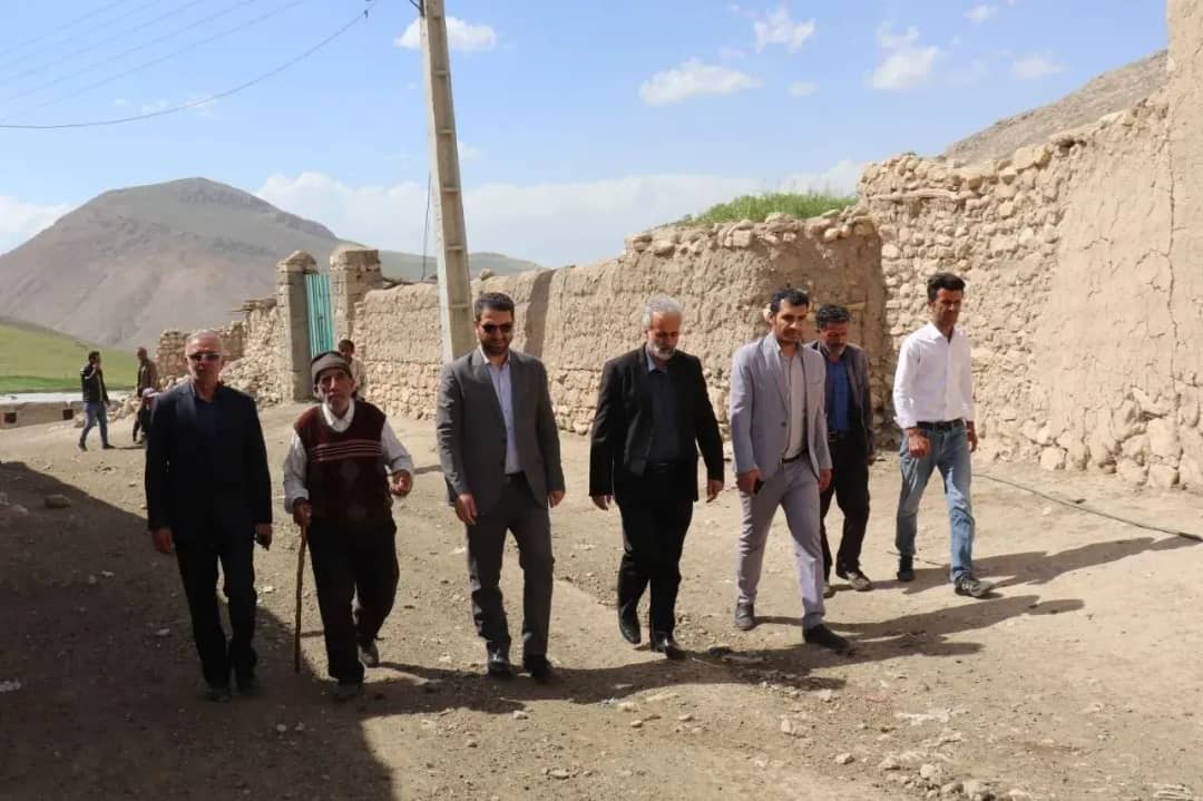 محمد رضا عبدالله نژاد فرماندار چالدران به همراه معاونین خود در روستای بایطمش این شهرستان حضور یافت و ضمن دیدار چهره به چهره مسایل و مشکلات روستاییان را از نزدیک مورد بحث و بررسی قرار داد.