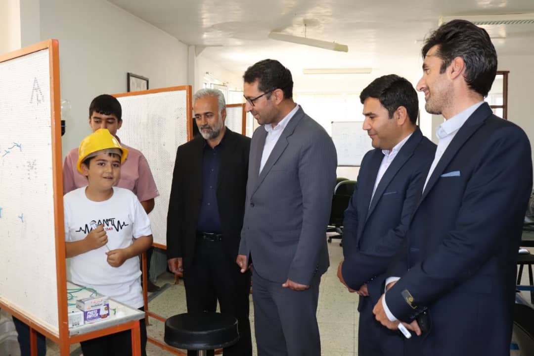 محمدرضا عبدالله نژاد فرماندار شهرستان چالدران  از مرکز آموزش فنی و حرفه ای چالدران بازدید و از نزدیک با نحوه آموزش مهارت کار آموزان مرکز فنی و حرفه ای چالدران  آشنا شد .