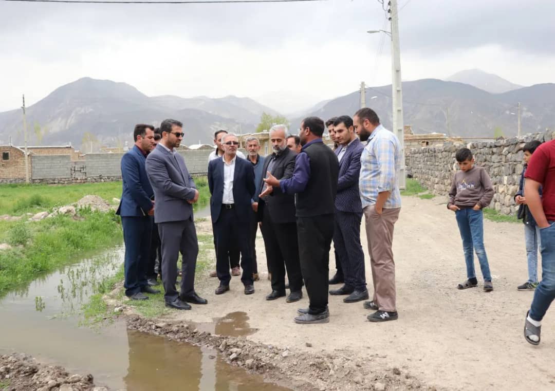 محمد رضا عبدالله نژاد فرماندار شهرستان چالدران به همراه معاونین خود با حضور در روستای تازه کند مسائل و مشکلات این روستا را از نزدیک مورد بحث و بررسی قرار داد.