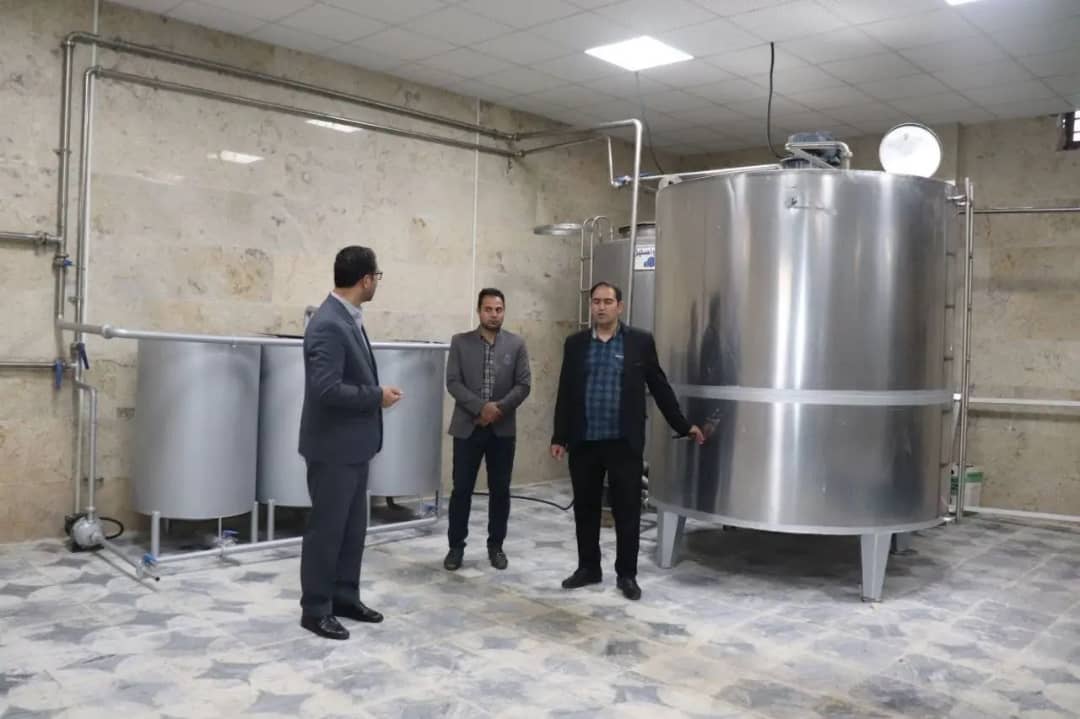 محمدرضا عبدالله نژاد فرماندار شهرستان چالدران به همراه رئیس جهاد کشاورزی و تعاون روستایی چالدران از مرکز جمع آوری شیر واقع در روستای گل اشاقی وابسته به اداره تعاون روستایی چالدران بازدید کرد .
