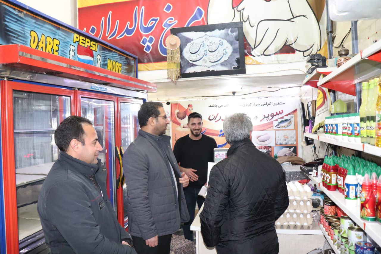 محمدرضا عبدالله نژاد فرماندار چالدران با حضور میدانی در بازار عرضه کالا ، بازار شب یلدا را بررسی کرد.