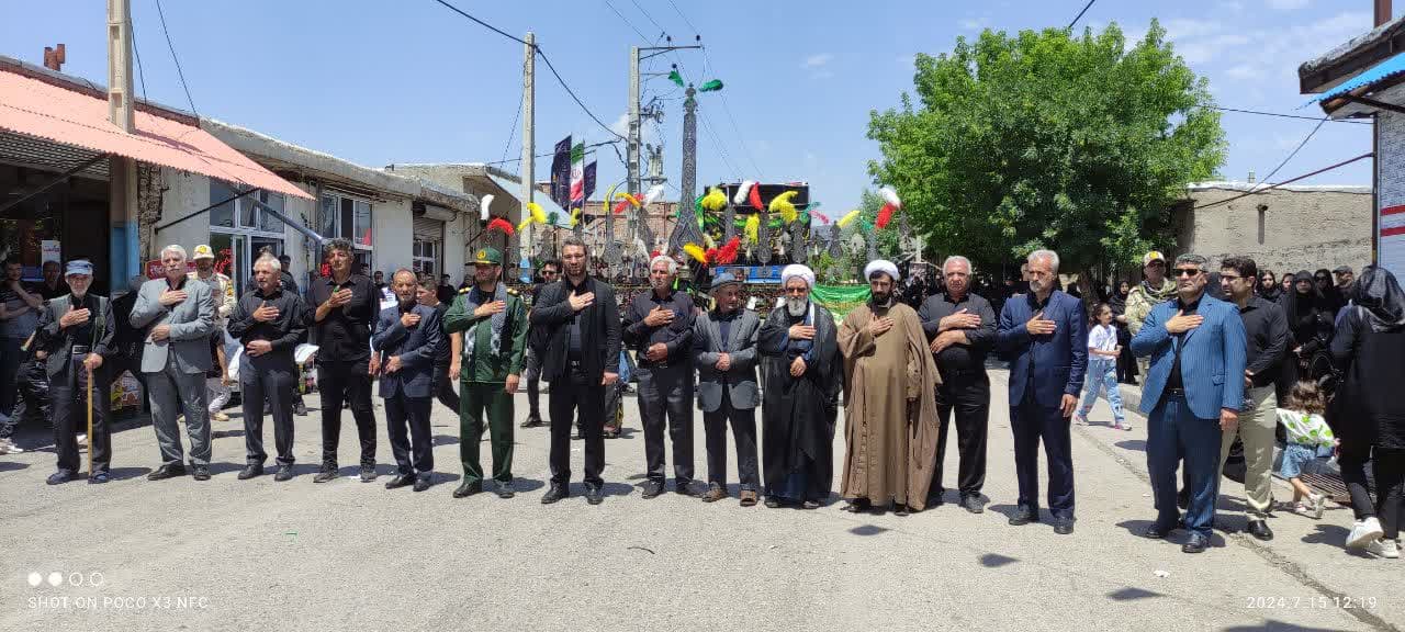همزمان با تاسوعای حسینی حضور فرماندار شهرستان چالدران به همراه امام جمعه و مسئولین شهرستانی در جمع عزاداران شهر آواجیق بخش دشتک