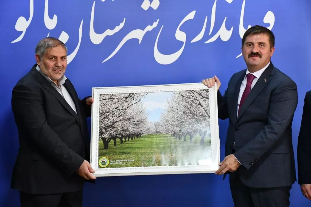 اهدای هدایا به رسم یاد بود از طرف والیان آغری و ایغدر به فرمانداران ماکو و چالدران