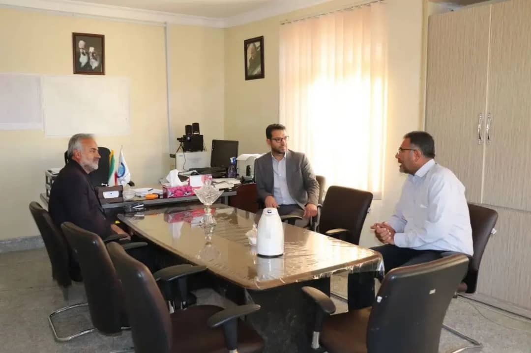 محمدرضا عبدالله نژاد فرماندار شهرستان چالدران در نخستین لحظه ساعات اداری ، به صورت سرزده از ادارات گاز ، دامپزشکی، آب و فاضلاب و منابع آب بازدید کرد .