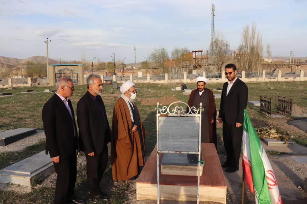 ✅محمد رضا عبدالله نژاد فرماندار شهرستان چالدران در مزار شهدای شهر آواجیق حضور یافت و با نثار فاتحه بر مقام شامخ شهدا و تجدید میثاق با آرمانهای آنان بر حفظ راه شهیدان تاکید کردند.