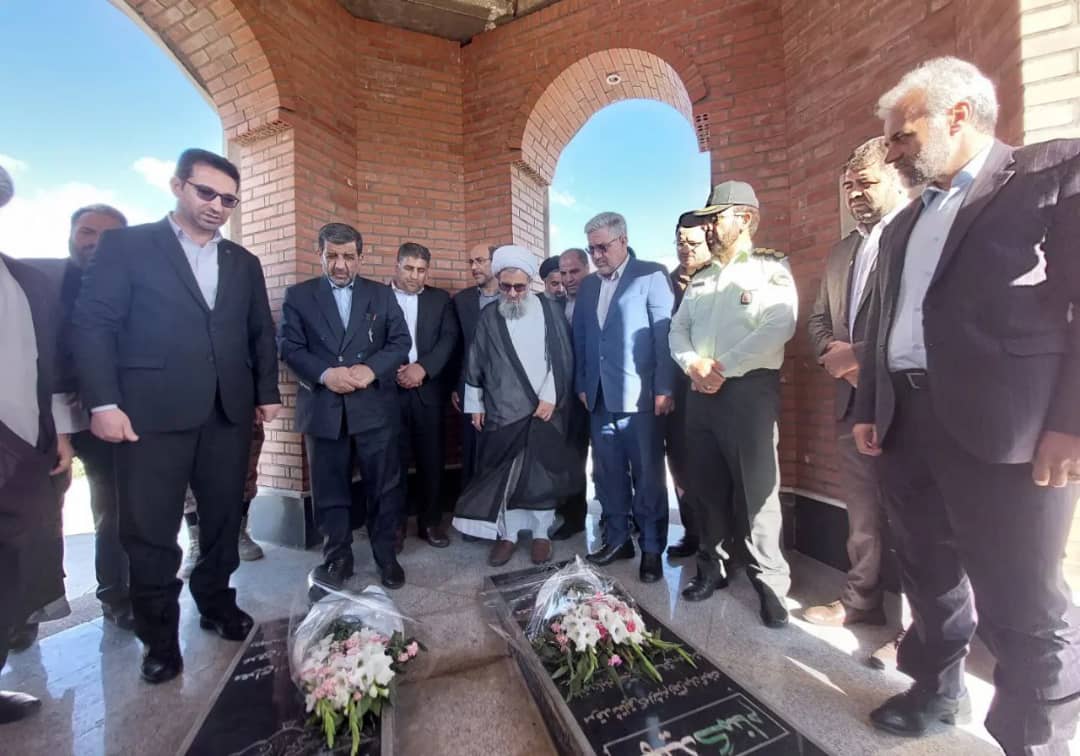 ضرغامی در ادامه سفر خود به شهرستان چالدران در مزار شهدای گمنام حضور یافت و با نثار فاتحه و اهداء شاخه گل با مقام والای شهدا تجدید بیعت و بر حفظ راه شهدا تاکید کرد .