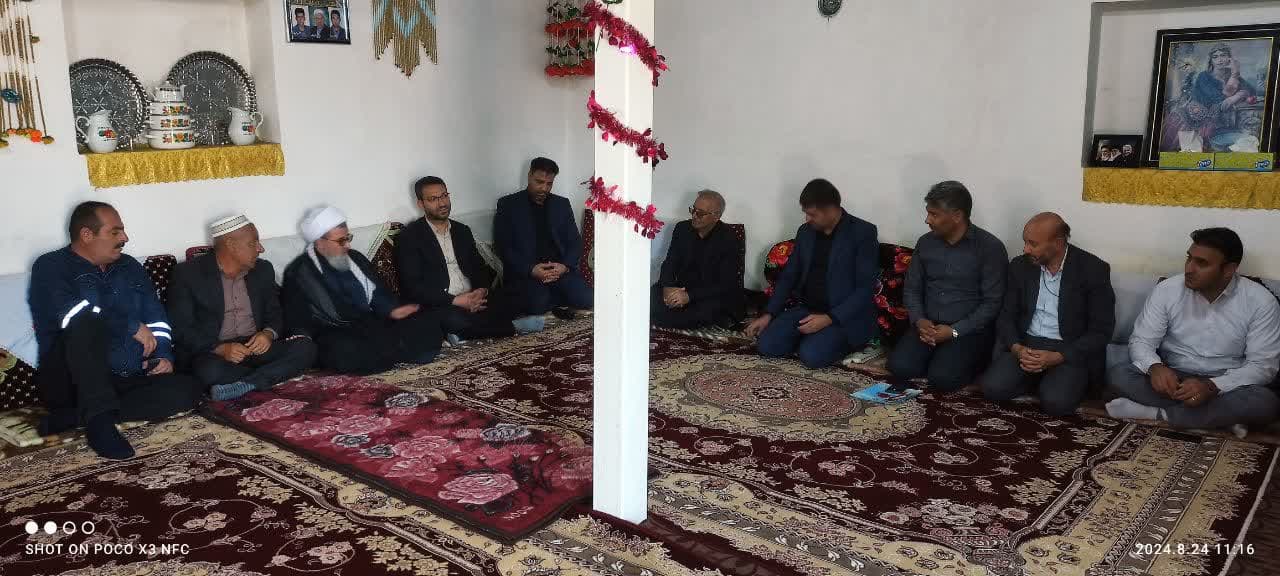 💢 به مناسبت گرامیداشت هفته دولت محمد رضا عبدالله نژاد فرماندار چالدران به همراه امام جمعه ، مسئولین و اعضای شورای اداری شهرستان با حضور در منزل جانباز سرافراز آقای بالغ آتشین از ایشان تجلیل و قدر