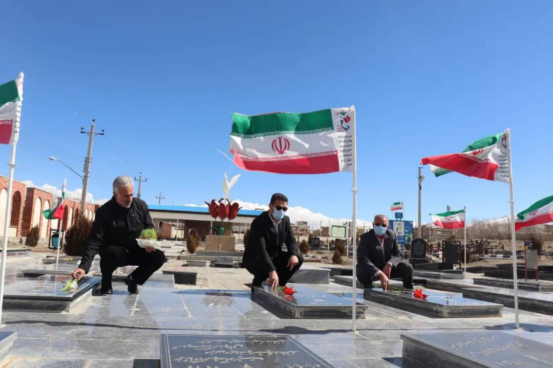 ✅در آستانه سالروز شهدا و پنجشنبه آخر سال عبدالله نژاد فرماندار شهرستان چالدران به همراه معاونین خود با حضور در مزار شهدای چالدران، با شهیدان بزرگوار تجدید بیعت نمودند.