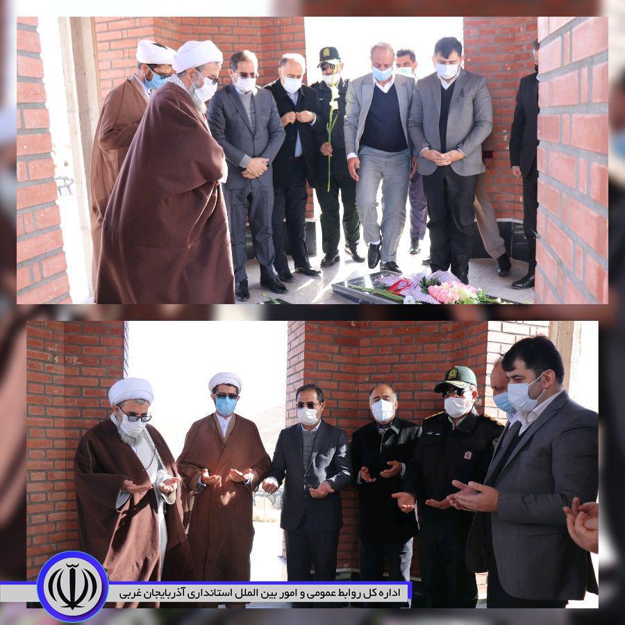 ✅ در نهمین روز از ایام الله دهه مبارک فجر آیدین رحمانی معاون هماهنگی امور عمرانی استانداری آذربایجان غربی دربدو ورود به شهرستان چالدران با حضور در مزار شهدای گمنام این شهرستان با نثار فاتحه و اهدای ش