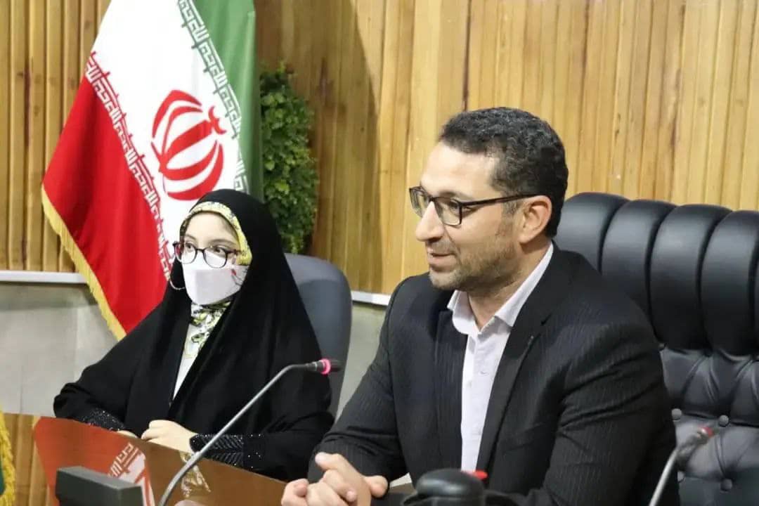 محمد رضا عبدالله نژاد فرماندار شهرستان چالدران  به مناسبت ولادت حضرت معصومه(س) و روز دختر در یک نشست صمیمی  با دختران  کارکنان فرمانداری چالدران  دیدار و با آنان به گفتگو پرداخت .