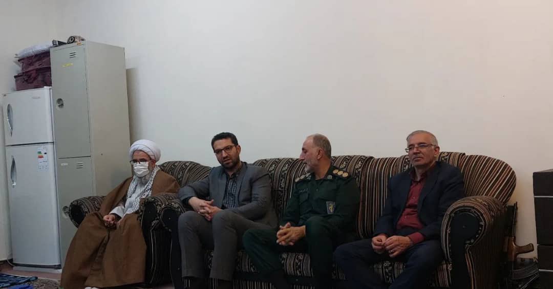 محمد رضا عبدالله نژاد فرماندار شهرستان چالدران با حضور در گردان رزمی صاحب الزمان (عج) سپاه چالدران ضمن شرکت در سفره افطاری و اقامه نماز مغرب و عشا با حافظین امنیت در سپاه دیدار و گفت و گو کرد.