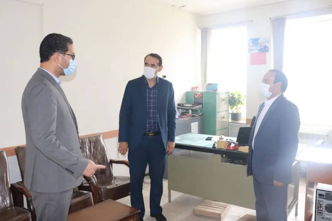 به مناسبت گرامی داشت هفته معلم محمد رضا عبدالله نژاد فرماندارشهرستان چالدران در اداره آموزش و پرورش چالدران حضور یافت ضمن تبریک هفته معلم با مدیر و کارکنان این اداره دیدار نمودند.