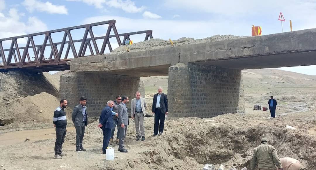 ✅ محمد رضا عبدالله نژاد فرماندار شهرستان چالدران به همراه معاونین خود با حضور در روستای قرخ بلاغ از نزدیک از مراحل عملیات اجرایی احداث پل قرخ بلاغ بازدید نمودند.