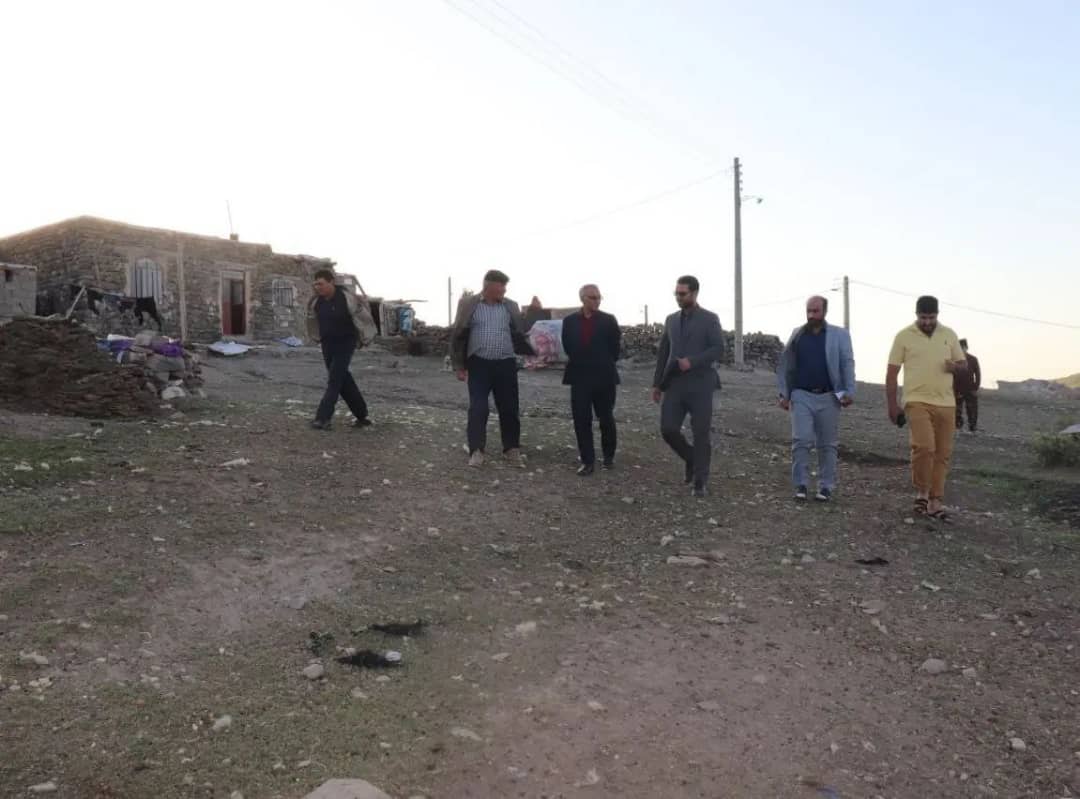 محمد رضا عبدالله نژاد فرماندارشهرستان چالدران در روستای قوری گل از توابع بخش مرکزی این شهرستان حضور یافت و ضمن دیدار چهره به چهره مسائل و مشکلات روستاییان را از نزدیک مورد بحث و بررسی قرار داد.