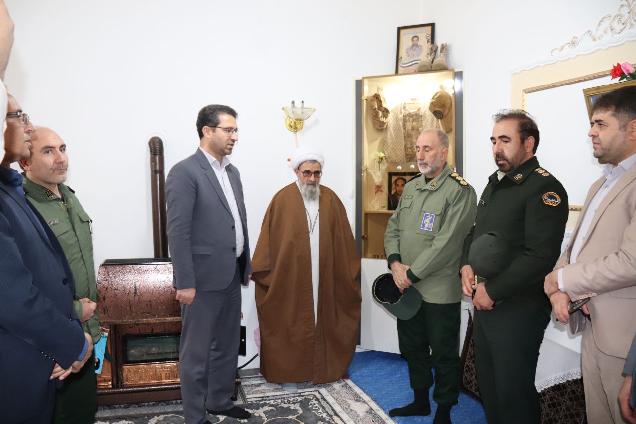 با حضور محمدرضا عبدالله نژاد فرماندار ،حجت الاسلام والمسلمین محمدزاده امام جمعه و اعضای شورای تأمین از خانواده شهید توحید مستشاری دیدار و تجلیل شد .