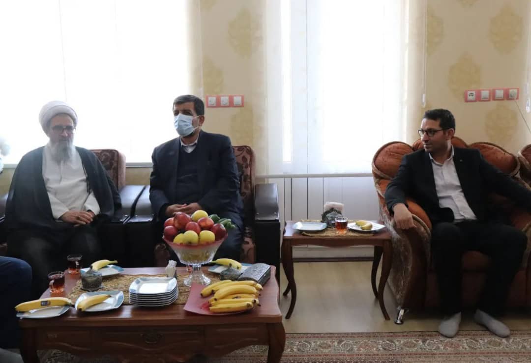 ضرغامی وزیر میراث فرهنگی ، گردشگری و صنایع دستی به همراه عبدالله نژاد فرماندار شهرستان چالدران در منزل شهید والامقام محمد صادق رضایی حضور یافتند.