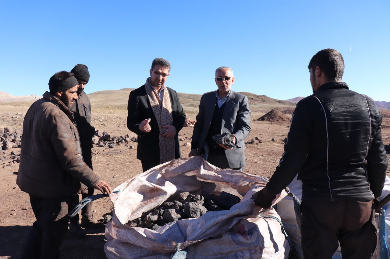 ✅ محمد رضا عبدالله نژاد فرماندار چالدران از روند فعالیت واحد معدنی منگنز روستای صفو در بخش دشتک چالدران بازدید و از نزدیک مسائل و مشکلات این واحد معدنی را مورد بحث و بررسی قرار داد.