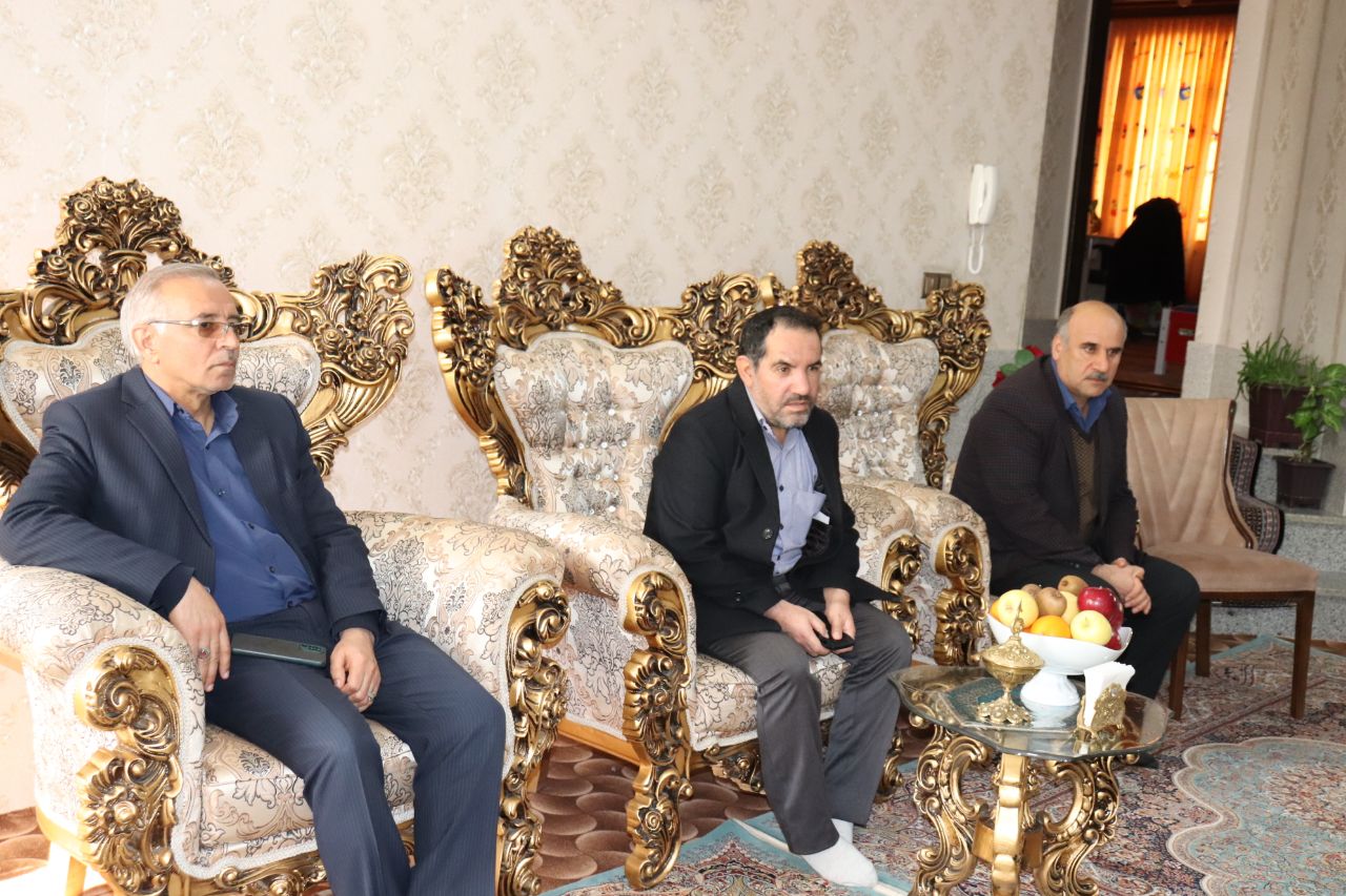 در ششمین روز از ایام الله دهه مبارک فجر دیدار فرماندار و مدیر کل بنیاد شهید استان آذربایجان غربی با خانواده معظم شهدا و ایثارگران شهرستان چالدران