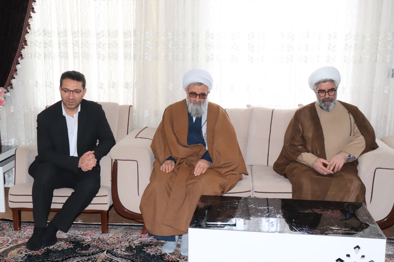 در ششمین روز از ایام الله دهه مبارک فجر دیدار فرماندار و مدیر کل بنیاد شهید استان آذربایجان غربی با خانواده معظم شهدا و ایثارگران شهرستان چالدران
