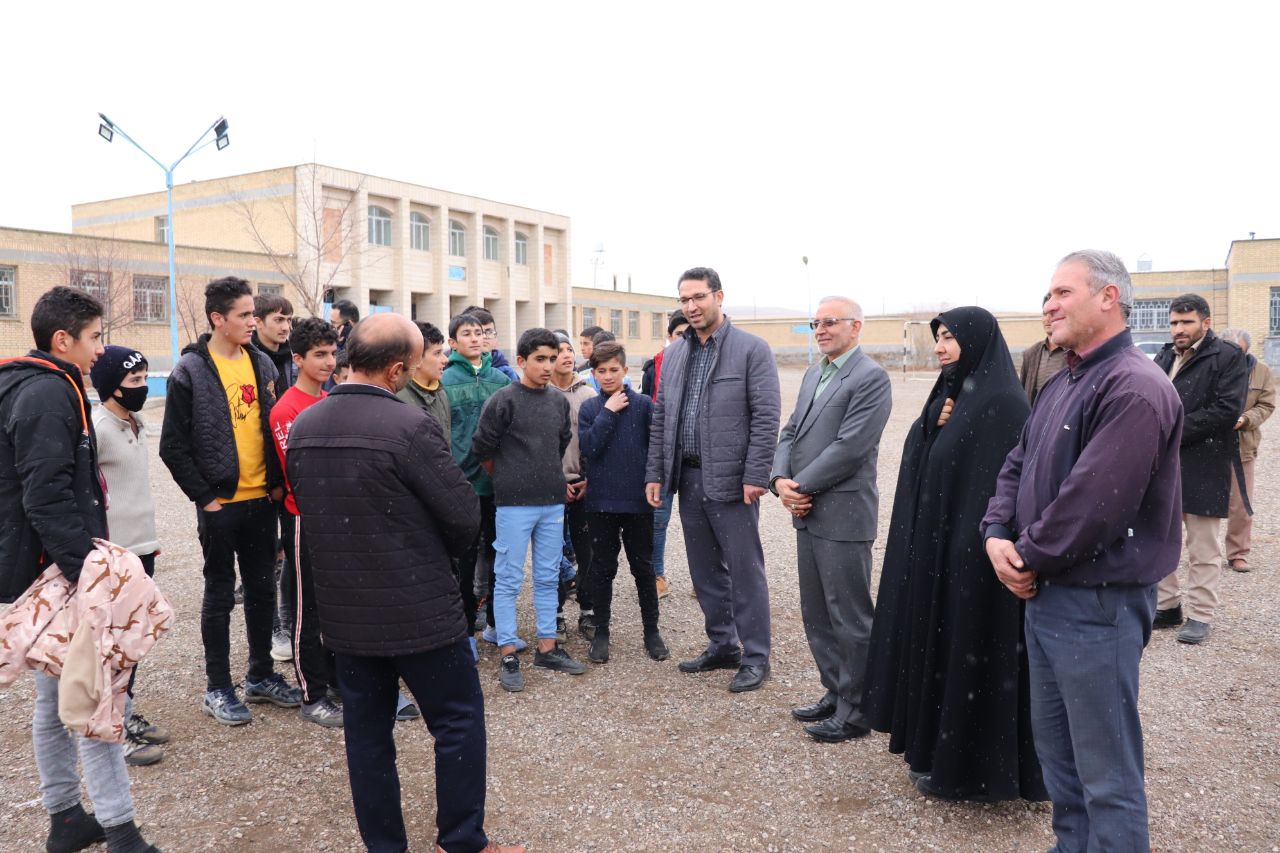بازدید فرماندار از مدرسه راهنمایی شبانه روزی شهید رجایی بخش دشتک شهرستان چالدران