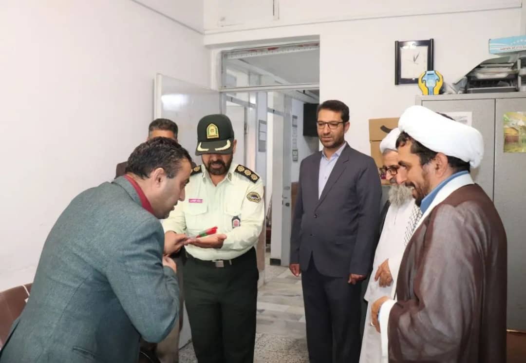 محمدرضا عبدالله نژاد فرماندارشهرستان چالدران به مناسبت گرامی داشت هفته قوه قضائیه در دادگستری چالدران حضور یافت ، ضمن تبریک این هفته با اهداء شاخه گل از زحمات قضات و کارکنان تجلیل و قدردانی کرد.