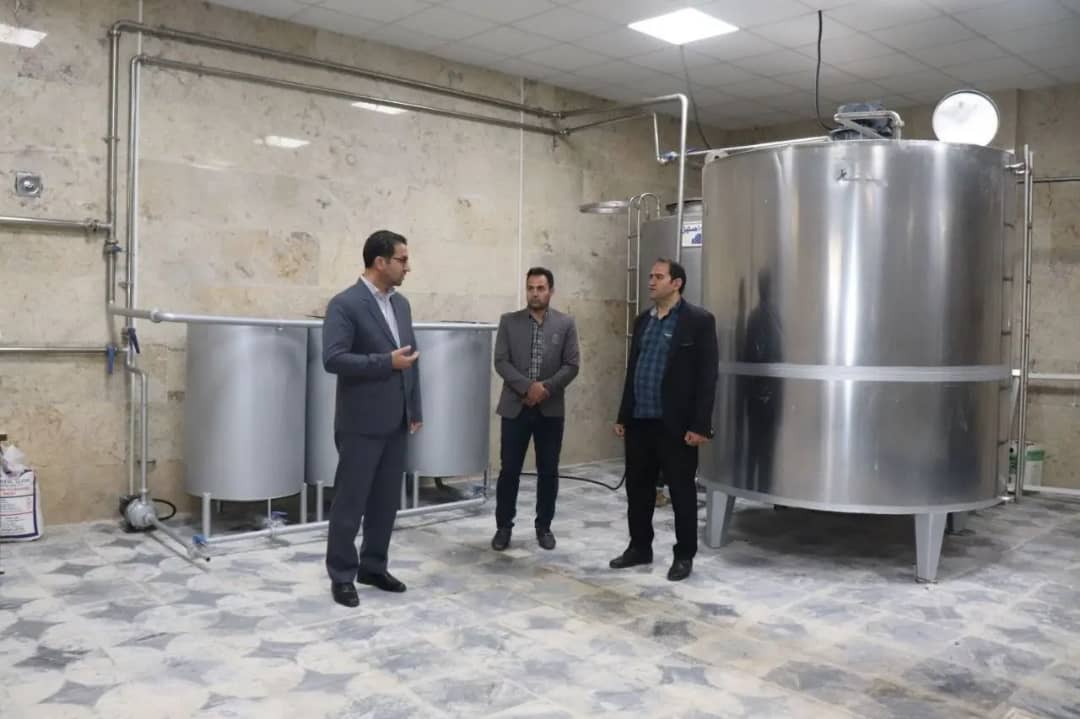 محمدرضا عبدالله نژاد فرماندار شهرستان چالدران به همراه رئیس جهاد کشاورزی و تعاون روستایی چالدران از مرکز جمع آوری شیر واقع در روستای گل اشاقی وابسته به اداره تعاون روستایی چالدران بازدید کرد .