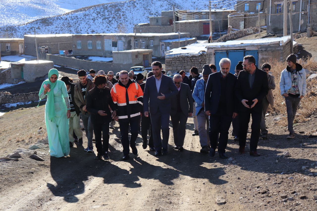 ملاقات مردمی و چهره به چهره محمدرضا عبدالله نژاد فرماندار شهرستان چالدران با مردم روستای سگریک از توابع بخش مرکزی چالدران