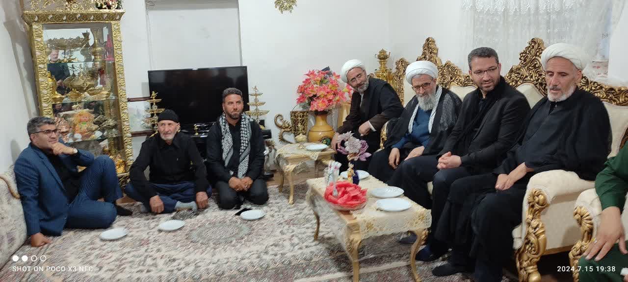 همزمان با تاسوعای حسینی محمد رضا عبداله نژاد فرماندار چالدران، به همراه امام جمعه محترم شهرستان و مسئولین شهرستانی با حضور در منزل شهید منصور پور علی از مادر این شهید بزرگوار دیدار و دلجویی شد .