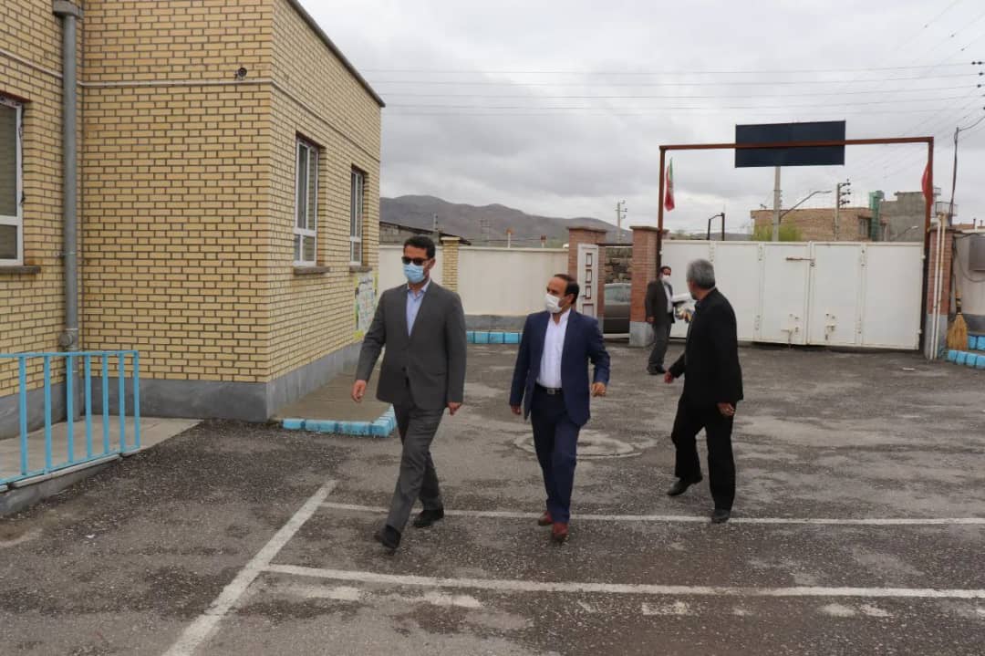 به مناسبت گرامی داشت هفته معلم محمد رضا عبدالله نژاد فرماندارشهرستان چالدران در اداره آموزش و پرورش چالدران حضور یافت ضمن تبریک هفته معلم با مدیر و کارکنان این اداره دیدار نمودند.