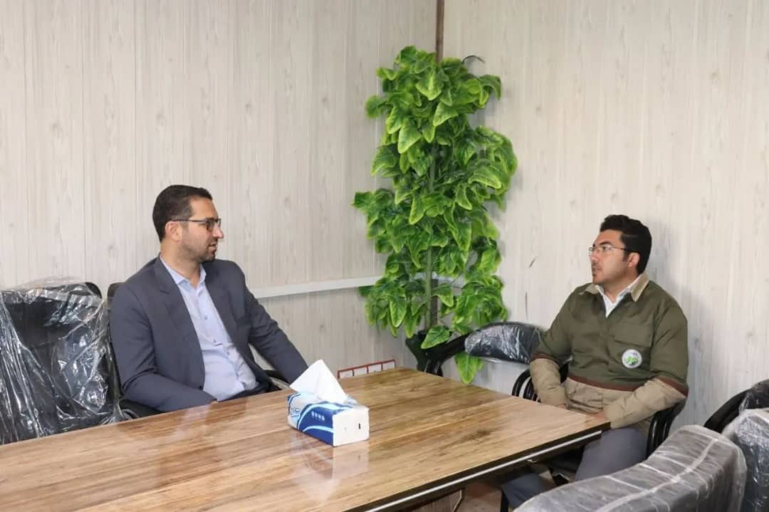 محمدرضا عبدالله نژاد فرماندار شهرستان چالدران با هدف بررسی از روندکاری، چگونگی برخورد با مشکلات ارباب رجوع به صورت سرزده از اداره منابع طبیعی چالدران بازدید کرد.