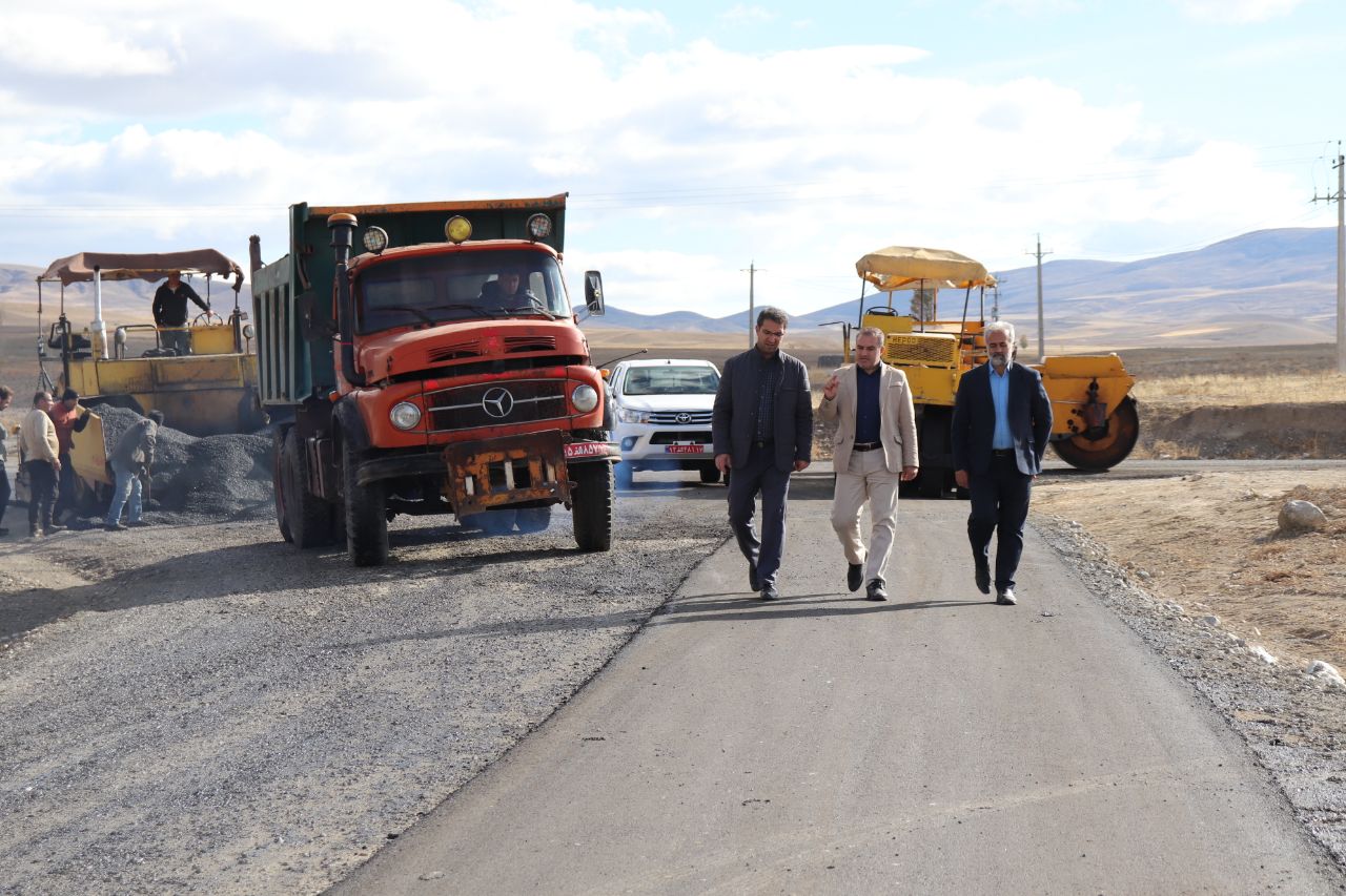 محمد رضا عبدالله نژاد فرماندار با حضور در روستای آغ داش واقع در بخش مرکزی شهرستان چالدران از اجرای پروژه بهسازی و آسفالت ریزی راه این روستا بازدید نمودند.