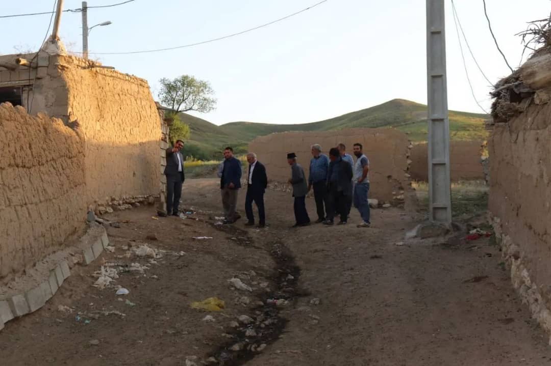 محمد رضا عبدالله نژاد فرماندارشهرستان چالدران در روستای شاه منصور از توابع بخش مرکزی این شهرستان حضور یافت و مسائل و مشکلات روستاییان را از نزدیک مورد بحث و بررسی قرار دادند.