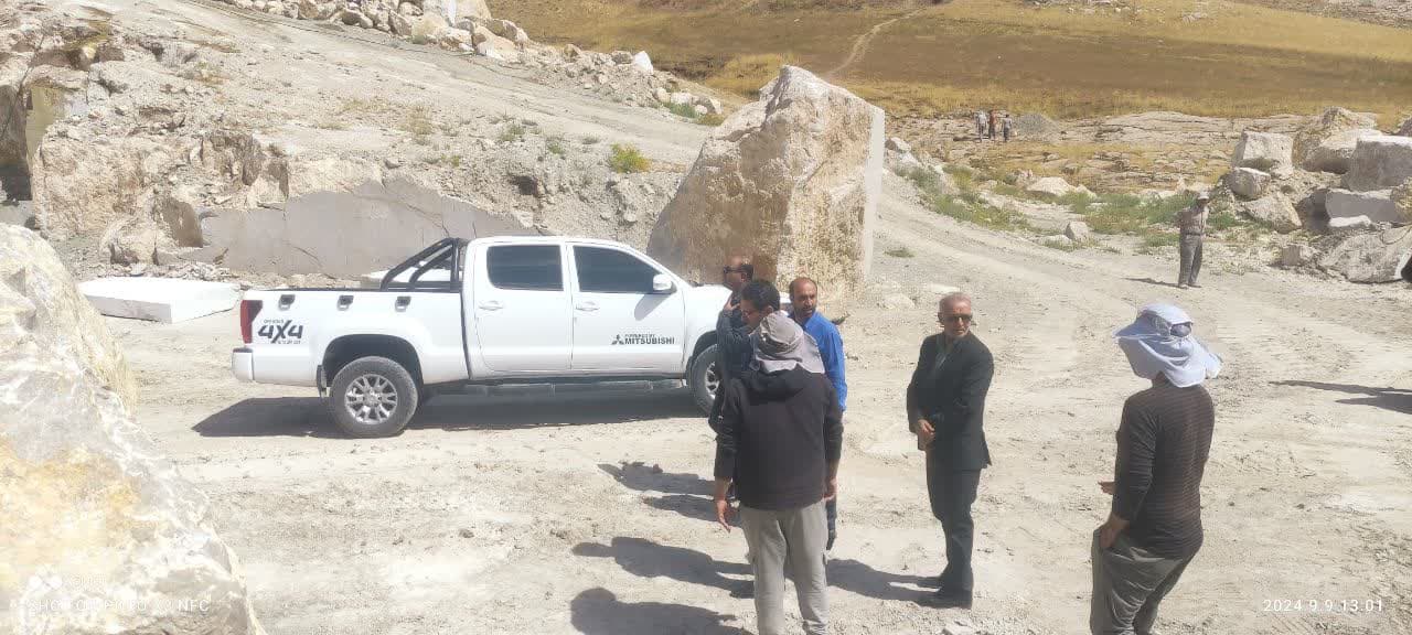 📸گزارش تصویری 💢به گزارش روابط عمومی فرماندار چالدران محمد رضا عبدالله نژاد فرماندار چالدران به همراه معاون برنامه ریزی و هماهنگی امور عمرانی ،بخشدار دشتک و جمعی از اعضای شورای اداری از معدن شادلو